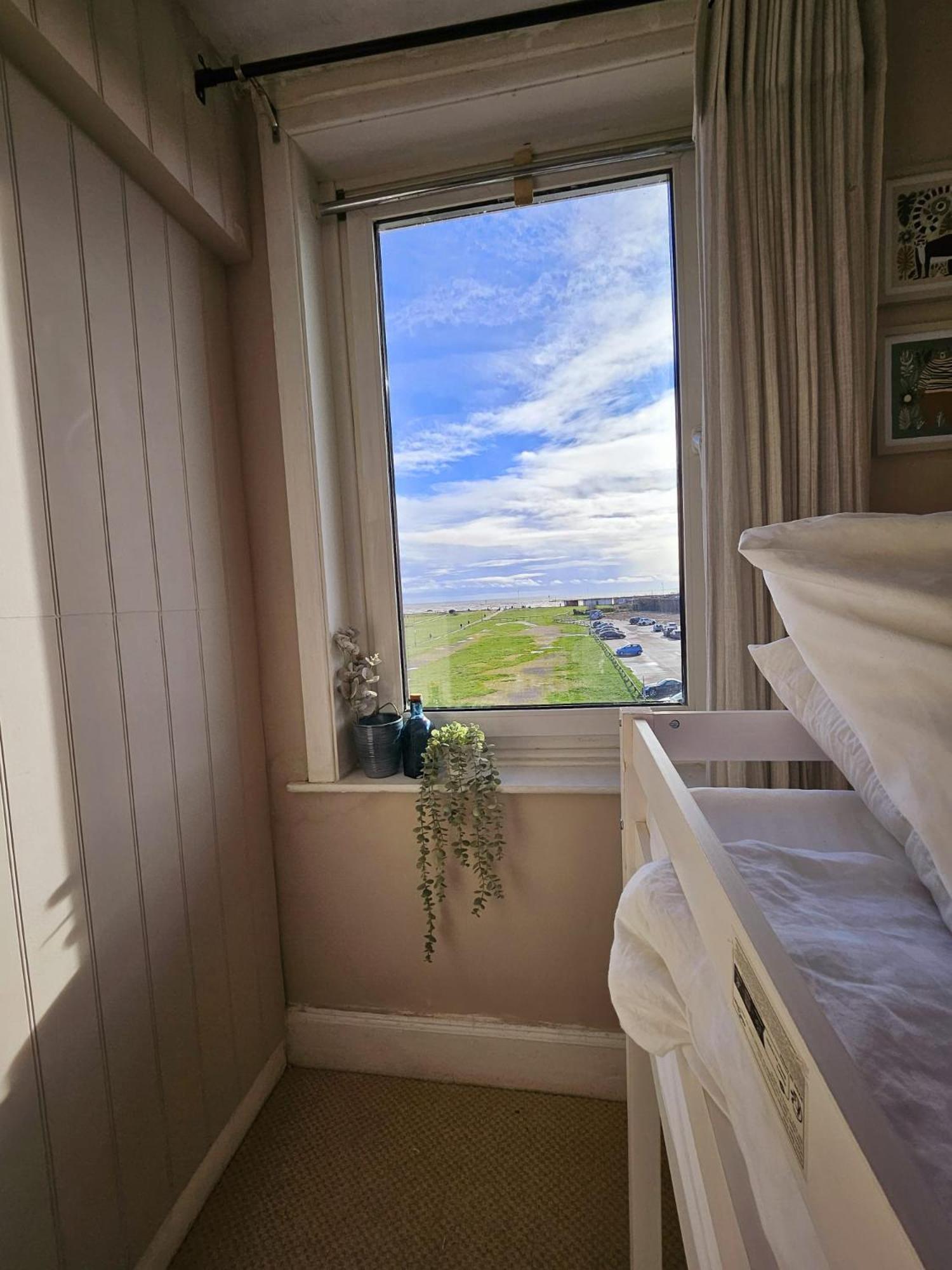 Seaview 2 Bedroom Apartment Литлхемптон Экстерьер фото